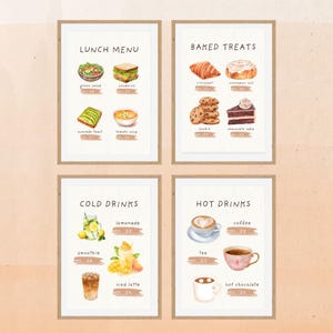 以下が含まれることがあります： カフェのメニューを表示する4つの額入り水彩画プリント。左上にはサラダやサンドイッチなどのランチメニューが表示されています。右上にはクロワッサンやケーキなどの焼き菓子が並んでいます。下部には、冷たい飲み物と温かい飲み物が表示されています。