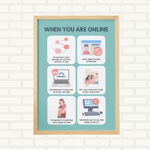 以下が含まれることがあります： 明るいティール色の背景と木製フレームの額入りポスター。ポスターには、「個人情報を決して共有しない」や「何かおかしいと感じたら大人に話す」など、オンライン使用に関する6つのイラスト付き安全ヒントが記載されています。