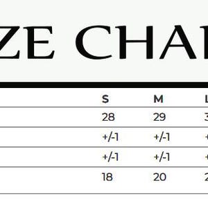 Może przedstawiać: Tabela rozmiar&oacute;w z napisem "SIZE CHART" na g&oacute;rze. Tabela zawiera rozmiary od S do 3XL, z odpowiadającymi im pomiarami długości ciała i szerokości klatki piersiowej w calach. Uwzględniono r&oacute;wnież pomiary tolerancji.