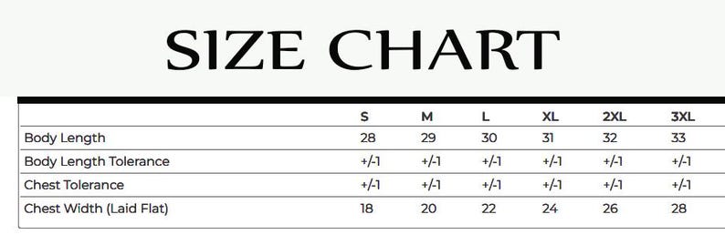 Może przedstawiać: Tabela rozmiar&oacute;w z napisem "SIZE CHART" na g&oacute;rze. Tabela zawiera rozmiary od S do 3XL, z odpowiadającymi im pomiarami długości ciała i szerokości klatki piersiowej w calach. Uwzględniono r&oacute;wnież pomiary tolerancji.