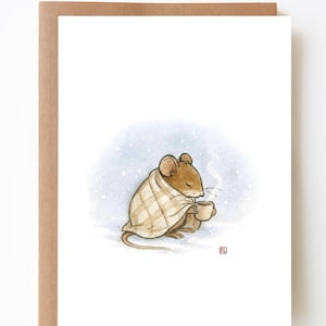 Weihnachtskarte - Maus mit Decke und Tasse im Schnee - Aquarell handgemacht - A6 Faltkarte Klappkarte