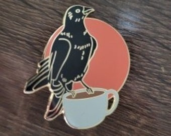 Kaffeekrähe Emaille Pin