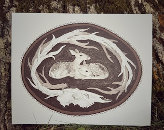 Puede incluir: Una impresión artística ovalada que presenta dos cervatillos moteados acurrucados, rodeados por una corona de ramas y una calavera en la parte inferior. La obra de arte es principalmente en tonos marrones y blancos, con un diseño detallado inspirado en la naturaleza.