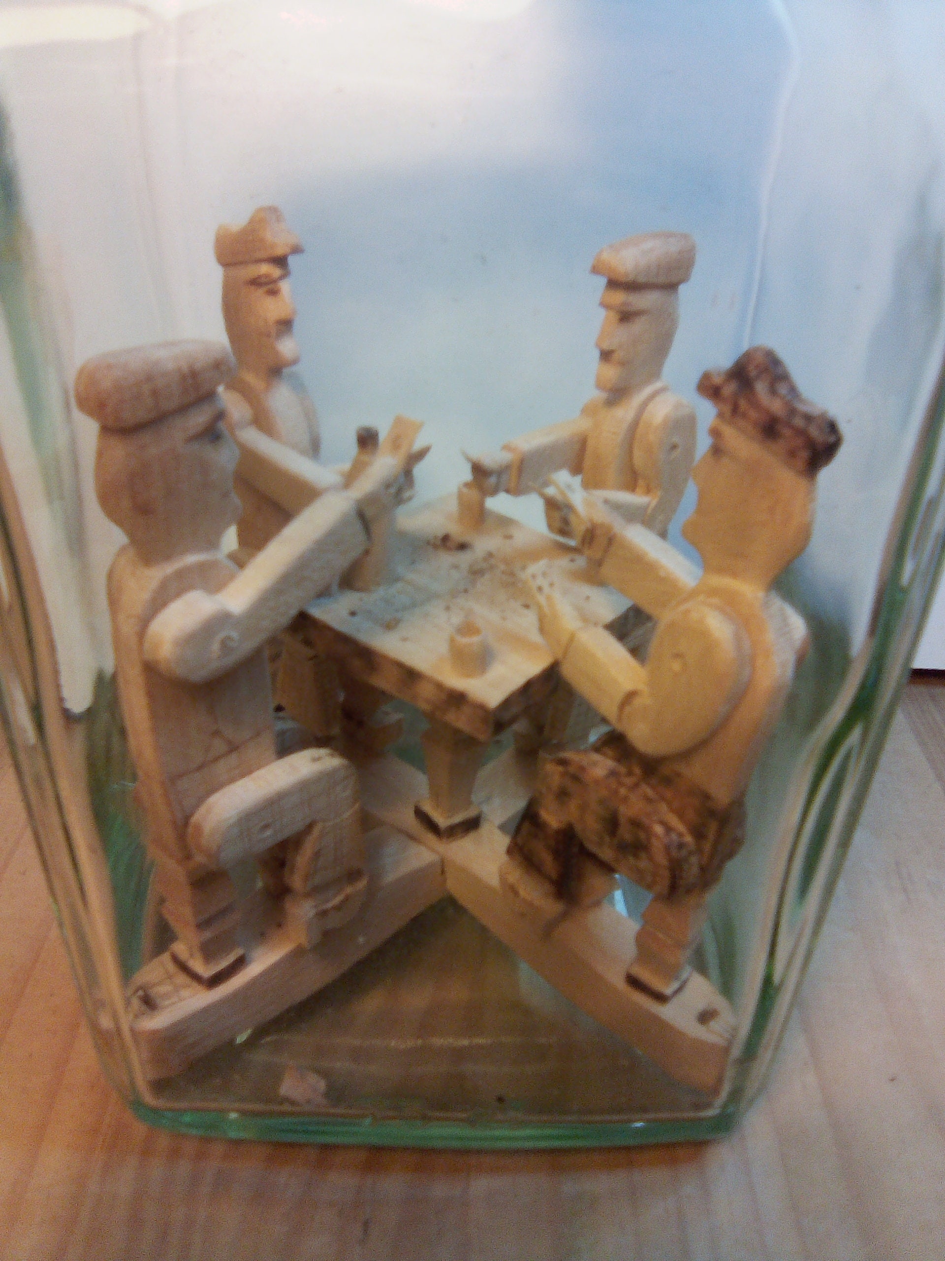Bouteille Eau De Vie Personnage En Bois Bouteille en Verre avec Personnages en Bois genévrier art | Etsy