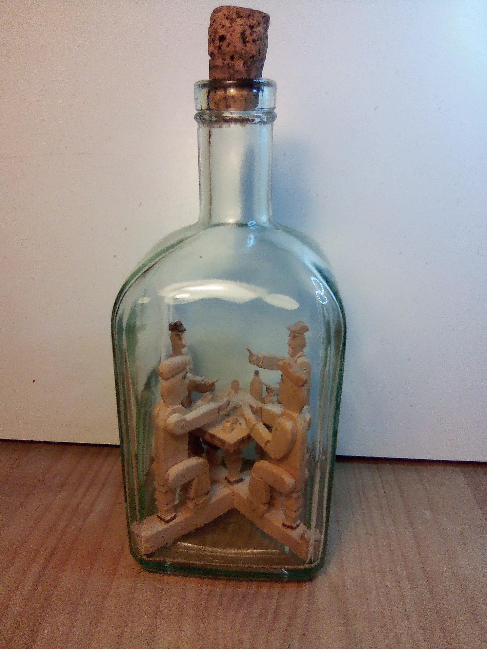 Bouteille Eau De Vie Personnage En Bois Bouteille en Verre avec Personnages en Bois genévrier art | Etsy