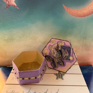 Caja de baratija de mariposa púrpura