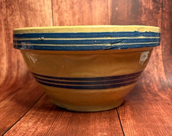 Bol de cocina antiguo de cerámica amarilla con rayas azules.