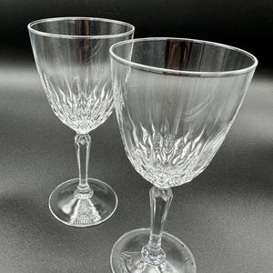 Elegant and Simple Wine Glasses | Set of Two