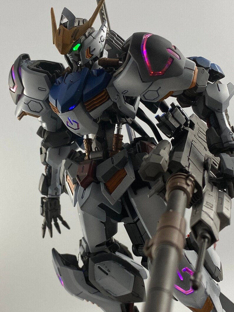 Modellino Gundam Barbatos MG 1/100 Bandai - Kit Snap-fit, Multicolore, Montaggio Senza Colla