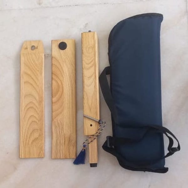 Aum Meditationstechnik Unterstützung Om Board - Kriya Yoga Armlehne, Gummibaumholz, Holz höhenverstellbar, mit Sling Bag