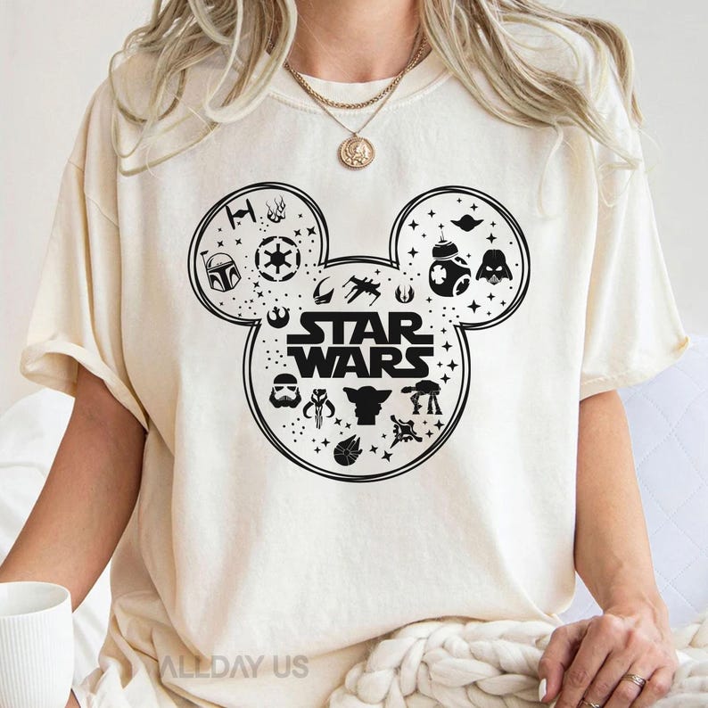 Koszulka z motywem Star Wars: Mickey Death Star: Retro Disney Mashup, mieszanka bawełny, krój unisex | Materiał wstępnie skurczony, prezent dla fanów science fiction zdjęcie 1