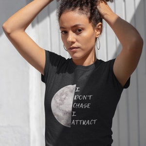 Camiseta com mantra I Don't Chase I Attract | Lei da Atração | Camiseta da Lua | Empoderamento | Manifestação | Alinhamento | Iluminação | Amor-próprio