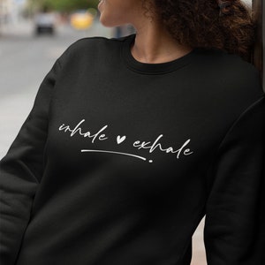 Inhale Exhale Sweatshirt | Positive | Yoga | Grafisches Sweatshirt | Motivierende | Achtsamkeit | Selbstpflege | Zen | Tolles Geschenk für Sie