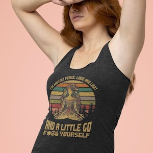 Ik ben meestal vrede, liefde en licht en een beetje Go F *** Yourself Racerback Tank | Yogatank | Meditatie | Zen| Bella Canvas | Cadeaus voor haar