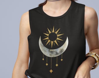 Könnte beinhalten: Ein schwarzes ärmelloses Tanktop mit einem goldenen Sonnen- und Monddesign. Die Sonne hat einen goldenen Umriss und der Mond einen grauen und weißen Aquarelleffekt. Kleine goldene Sterne hängen am Mond.