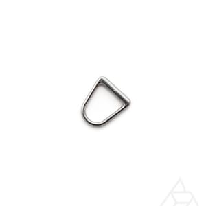 Op de afbeelding: Een kleine, zilverkleurige metalen D-ring, met een afgeronde onderkant en een driehoekige bovenkant. De ring staat tegen een effen witte achtergrond, wat de vorm en de metalen glans benadrukt. Dit hardware-onderdeel wordt waarschijnlijk gebruikt in diverse knutsel- of industriële toepassingen.