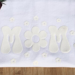 Regalo para mamá Daisy Diseño floral hinchado en la camiseta_Letras lindas en relieve para la camiseta del día de la madre_Camisa de flores de margaritas para nueva mamá