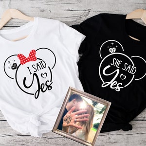 Ona powiedziała tak Powiedziałem tak Koszulka Disney_T-shirt z propozycją zaręczyn Disney_Pomysł na ujawnienie zaręczyn_Koszulka z narzeczoną_Koszulka z prośbą o t-shirt 2024