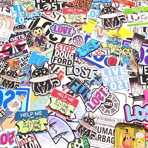 Puede incluir: Un collage de pegatinas coloridas con varios diseños y texto. Las pegatinas presentan imágenes de gatos, personajes de dibujos animados y frases como "HELP ME", "LOST" y "STOP DOUG FORD". La estética general es una mezcla de arte callejero y cultura pop.