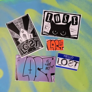 Perduto. Pacchetto di adesivi Graffiti. 5+ Schiaffi di graffiti stampati, dipinti e disegnati a mano. Colori e disegni misti, graffiti art, urbani, street art.