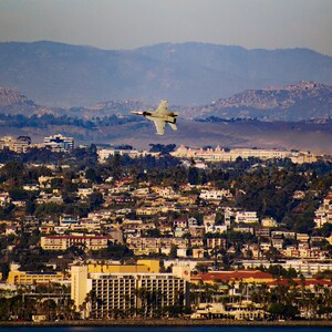 Militaire jet boven San Diego