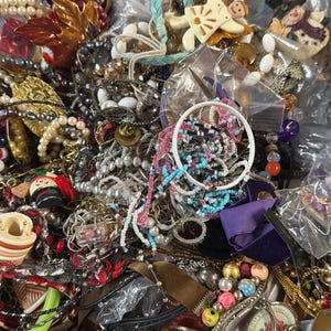Jewelry Grab Bag, Vintage,Antique,Broken,Mixed Lot for Crafting Repurposing (1 Pound +) Read Description Before Buying- FOR REPURPOSING! imagem 9