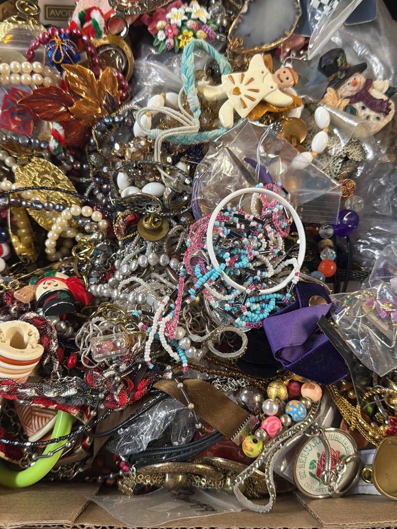 Jewelry Grab Bag, Vintage,Antique,Broken,Mixed Lot for Crafting Repurposing (1 Pound +) Read Description Before Buying- FOR REPURPOSING! imagem 9