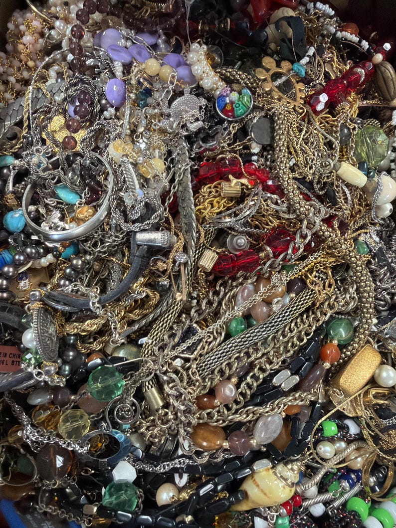 Jewelry Grab Bag, Vintage,Antique,Broken,Mixed Lot for Crafting Repurposing (1 Pound +) Read Description Before Buying- FOR REPURPOSING! imagem 1
