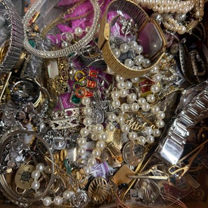 Jewelry Grab Bag, Vintage,Antique,Broken,Mixed Lot for Crafting Repurposing (1 Pound +) Read Description Before Buying- FOR REPURPOSING! imagem 10