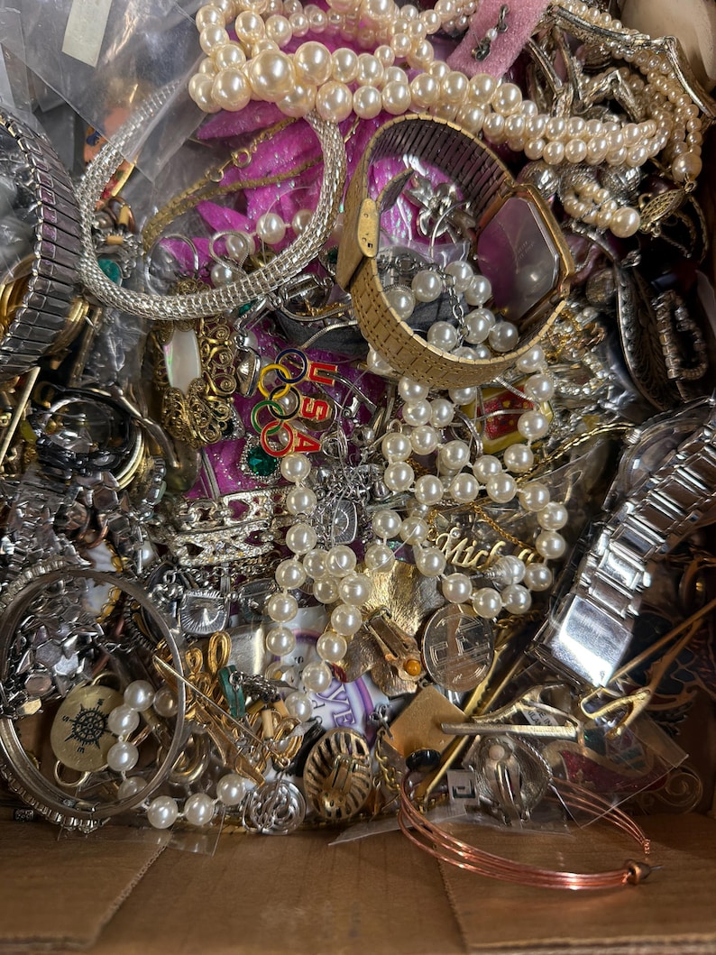 Jewelry Grab Bag, Vintage,Antique,Broken,Mixed Lot for Crafting Repurposing (1 Pound +) Read Description Before Buying- FOR REPURPOSING! imagem 10