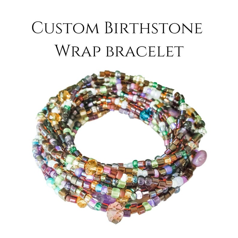 Peut inclure: Bracelet enroul&eacute; en perles multicolores avec un charme en cristal. Le bracelet est compos&eacute; de petites perles color&eacute;es et est con&ccedil;u pour &ecirc;tre enroul&eacute; autour du poignet plusieurs fois. Le bracelet pr&eacute;sente une vari&eacute;t&eacute; de couleurs, notamment le violet, le vert, le marron, l'or et le blanc.