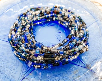 Superposition de 5 bracelets extensibles en perles de rocaille avec des couleurs bleu denim, tendance du moment, bracelet enveloppant de perles de rocaille