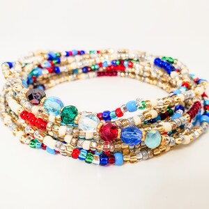 Peut inclure: Bracelet multi-rangs de perles de diff&eacute;rentes couleurs, dont du rouge, du bleu, du vert et de l'or.