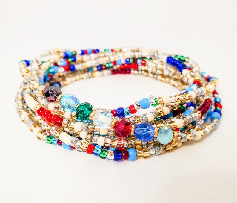 Peut inclure: Bracelet multi-rangs de perles de diff&eacute;rentes couleurs, dont du rouge, du bleu, du vert et de l'or.