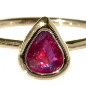 Ruby Anillo apilable minimalista imagen 1