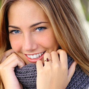 Ruby Anillo apilable minimalista imagen 4