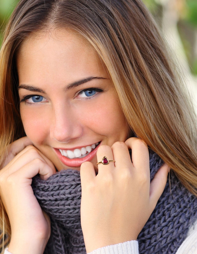 Ruby Anillo apilable minimalista imagen 4