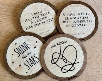 Sottobicchiere personalizzato in legno d'acero e noce, con citazione personalizzata incisa.