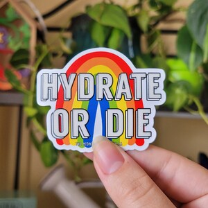 Hydrate or Die | Regenbogen Aufkleber | Wasserdichter Wasserflaschenaufkleber