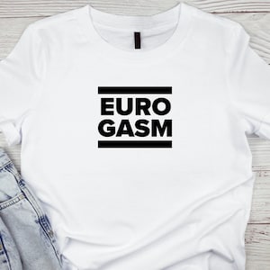 Puede incluir: Camiseta blanca con texto negro que dice "EURO GASM" en una fuente en negrita y sin serifas.