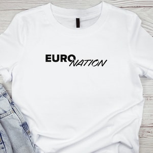 Puede incluir: Camiseta blanca con texto negro que dice "EURO NATION".