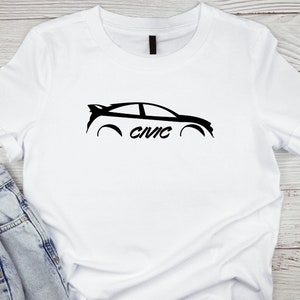 Puede incluir: Camiseta blanca con una silueta negra de un Honda Civic y la palabra "CIVIC" impresa en la parte delantera.