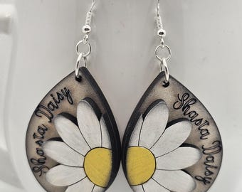 Handbemalte Daisy Ohrringe: Laser-Schnitt-Holzschmuck