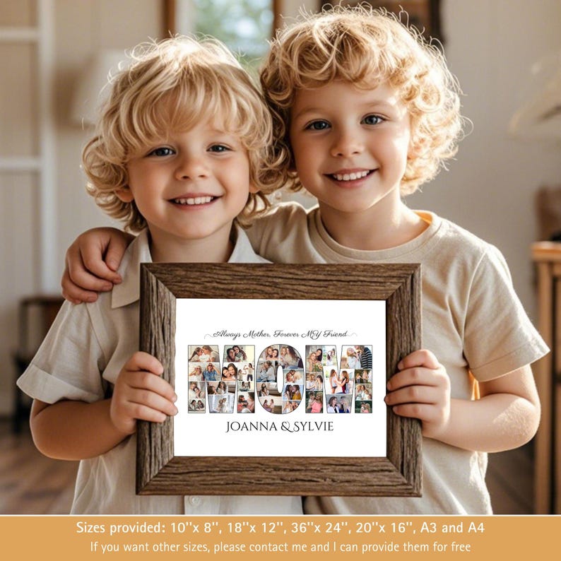 K&ouml;nnte beinhalten: Zwei junge Jungen halten ein gerahmtes Foto-Collage aus Bildern, die das Wort "MOM" buchstabieren, mit dem Text "Always Mother Forever My Friend" und "JOANNA & SYLVIE" unter dem Collage. Die Foto-Collage ist in einem braunen Rahmen.