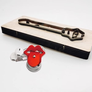 Organizador de cabos de dados com design de lábio personalizado, couro cortado em matriz - Armazenamento de fone de ouvido com fio feito à mão, couro, aço, metal cortado em matriz - Ferramenta de artesanato com punção de couro