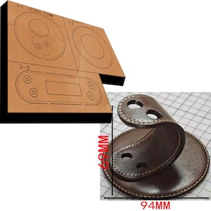 Könnte beinhalten: Ein braunes Lederhandwerksprojekt mit einem genähten Griff und zwei Löchern. Das Projekt ist 94 mm breit und 69 mm hoch. Eine Vorlage für das Projekt ist im Hintergrund zu sehen.