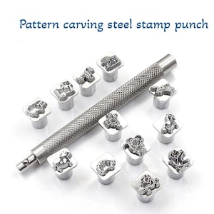 Puede incluir: Un juego de punzones de acero para estampar con varios diseños de animales, incluyendo un conejo, un dinosaurio y un caballo. El juego incluye un mango de metal texturizado. El texto dice "Pattern carving steel stamp punch".
