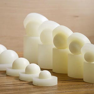 Può includere: Un set di dieci ciotole bianche, rotonde, lisce e incassabili di diverse dimensioni. Le ciotole sono disposte in ordine di grandezza graduale, con la ciotola più grande sul retro e la ciotola più piccola sul davanti.