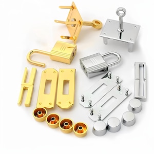 Puede incluir: Un surtido de componentes de ferretería metálicos dorados y plateados, que incluyen candados, placas rectangulares y piezas cilíndricas. La ferretería está dispuesta sobre una superficie blanca, mostrando varias formas y tamaños.