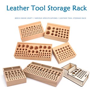 Op de afbeelding: Set van vijf houten gereedschapsrekken met verschillende gaten voor het opbergen van leerbewerkingstools. De rekken zijn gemaakt van beukenhout en zijn ontworpen om een ​​verscheidenheid aan gereedschappen te bevatten, waaronder ponsen, priemen en naaiwerktuigen. BEECH WOOD CRAFT / VARIOUS SPECIFICATIONS / LEATHER TOOL STORAGE RACK